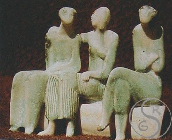 Drei sitzende junge Frauen